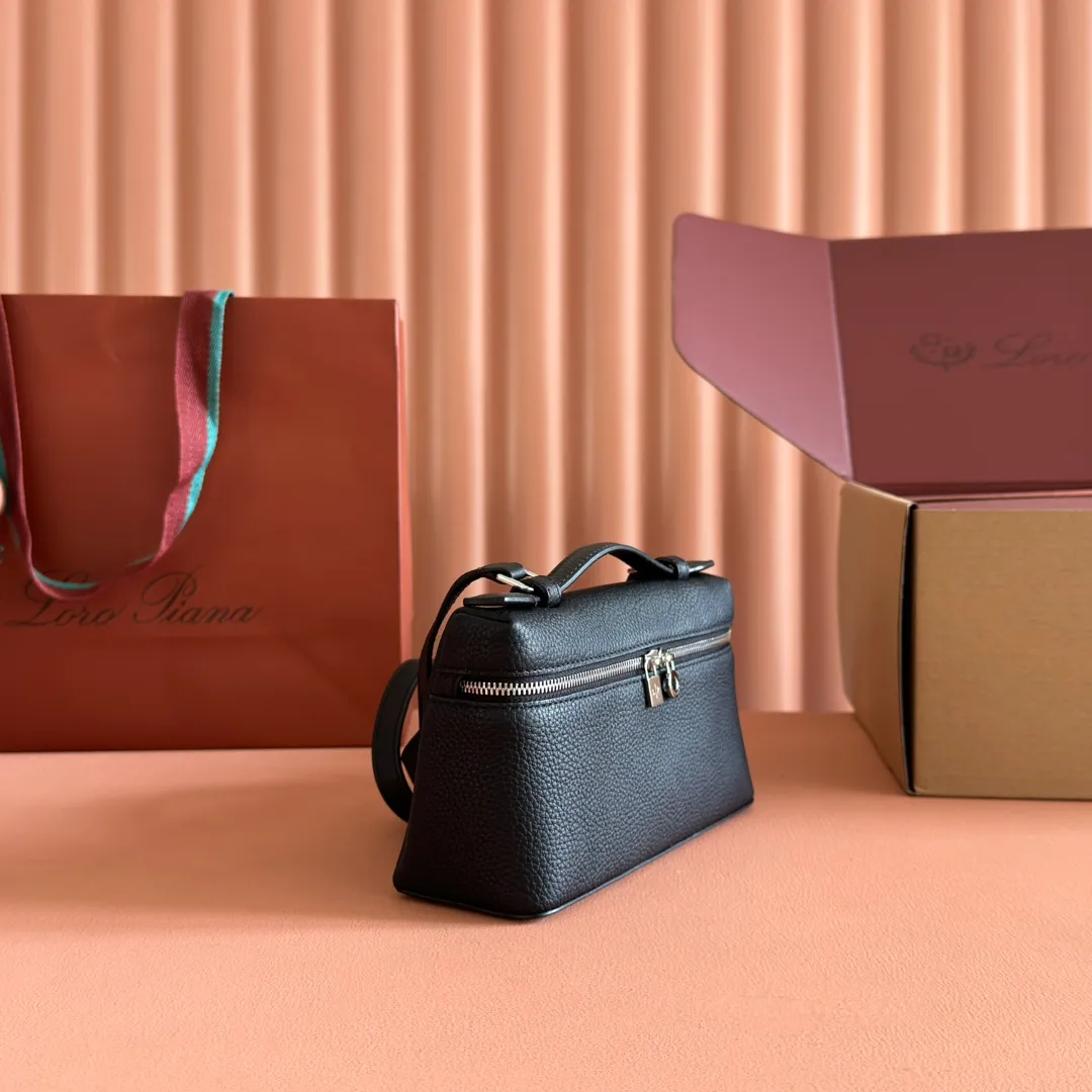 p1160💋💋💋【Original leather configuration counter complete set of packaging】 𝐋𝐨𝐫𝐨 𝐏𝐢𝐚𝐧@ Extra pocket L19 series handbag/crossbody bag, all steel, the most comfortable life is the undefined life, just like loro The material design of pian@ does not require complicated design styles. The simple and soft outline is elegant and durable, like an exquisite cosmetic case, which perfectly balances appearance and functionality. The leather is delicate and feels as soft as butter. The small bag has a large capacity. It is not only portable with a thin shoulder strap, but can also be worn cross-body. Sisters who have a special liking for minimalist style can buy it. It is simple and versatile. The simpler, the more different. Stars and Instagram celebrities are all planting it. There are two sizes of 19 cm and 27 cm. One is exquisite and casual, and the other is elegant and grand. Size: Small: length 19×width 7×height 12cm (